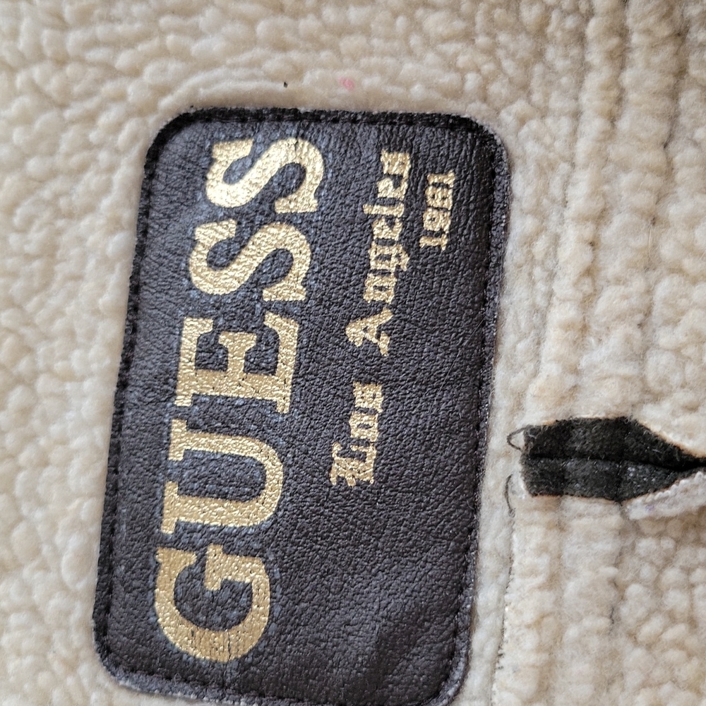 ADORABLE. GUESS SHORT SIDE ZIP COAT - Picture 9 of 12